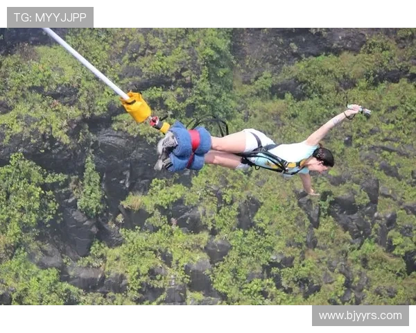 重庆攀岩队在极限运动会中的灵活性表现引发热议与关注 重庆攀岩队在极限运动会中的灵活性表现引发热议与关注